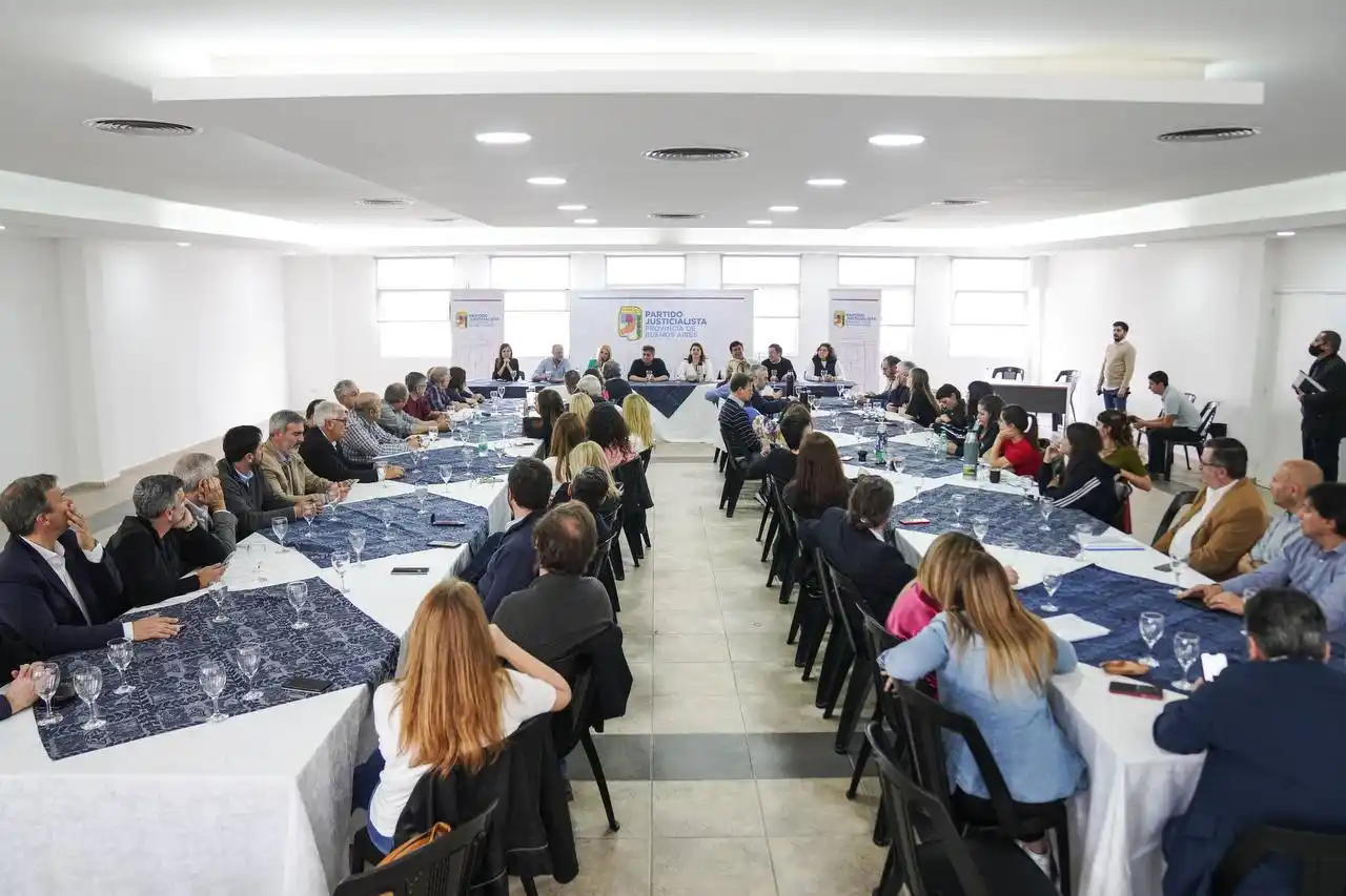 Máximo Kirchner encabezó encuentro del PJ bonaerense: Habrá un congreso el 3 de septiembre en apoyo a Cristina
