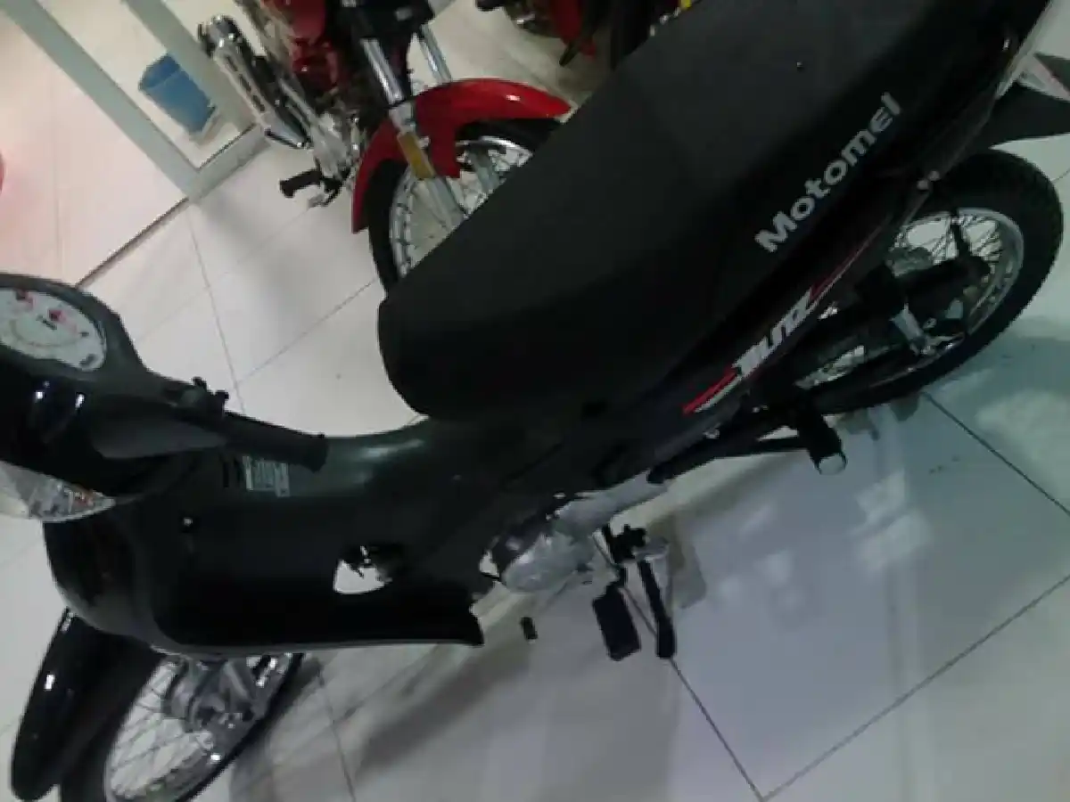 Roban moto y netbook de una casa en barrio Vélez Sarsfield 