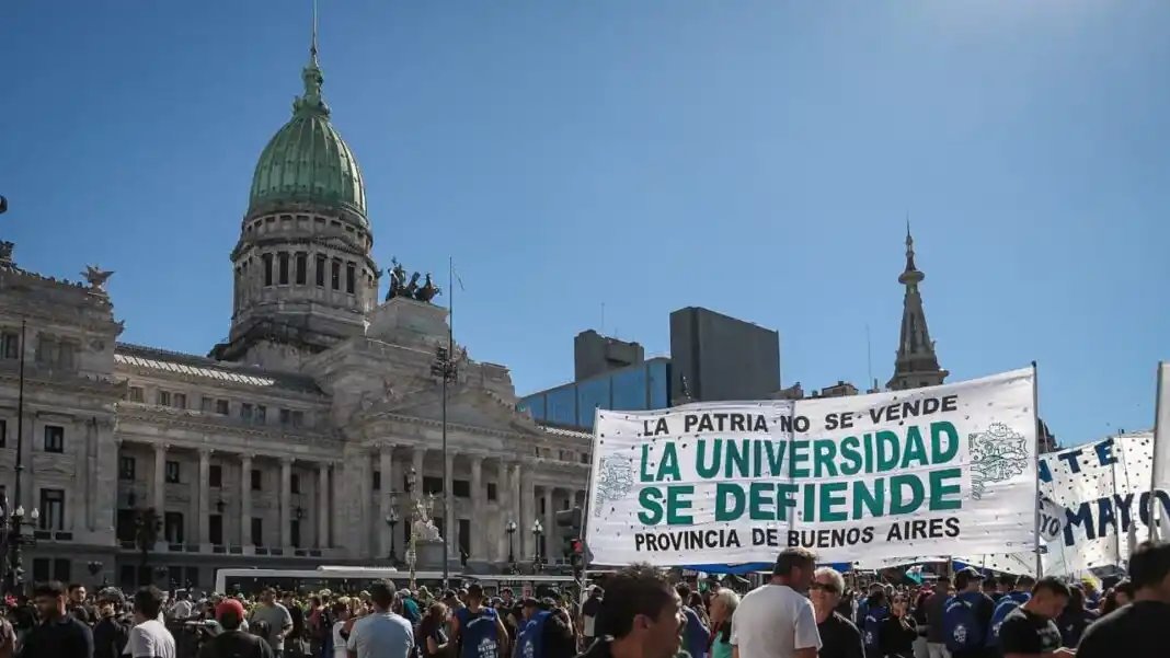 La marcha es masiva y el gobierno no puede aplicar el protocolo, aunque rompe el diálogo