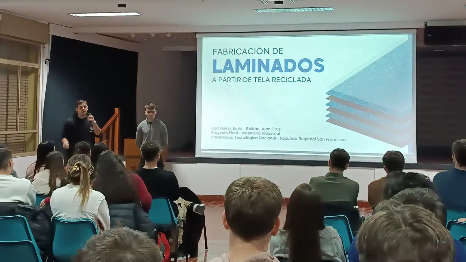Juan Cruz Roldán y Boris Bachmeiner durante la exposición de su proyecto final de carrera.