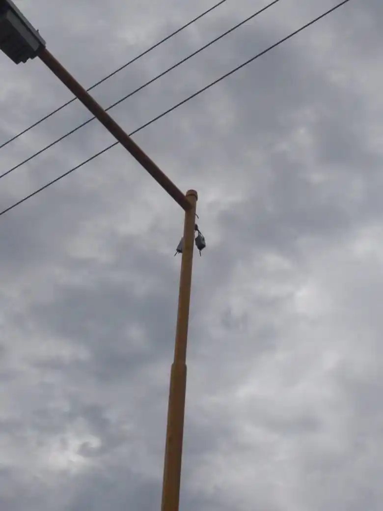 Se robaron los cables de la luminaria y los vecinos piden que sean repuestos