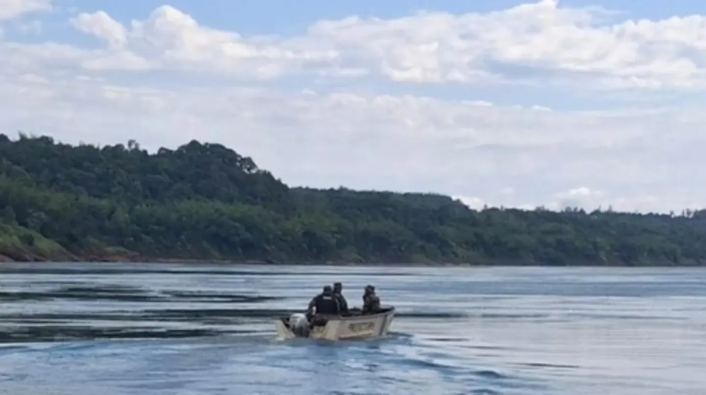 Desesperada búsqueda de dos adolescentes de 16 años desaparecidos en el río Paraná