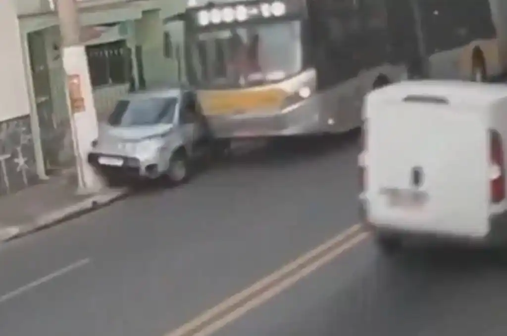 Perdió el control y embistió un auto estacionado