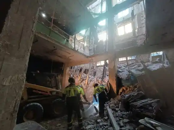 Investigan causas del derrumbe del edificio en Madrid: el saldo final es de cuatro muertos