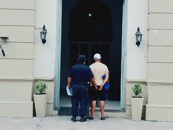 Detuvieron a un hombre en la zona oeste intentando abrir autos: tenía pedido de captura