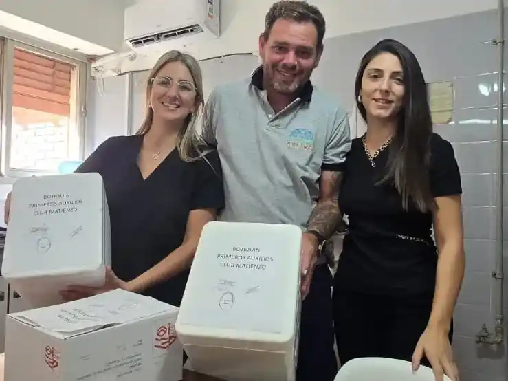 Representantes del Club Matienzo, con los nuevos botiquines. Foto: Gentileza