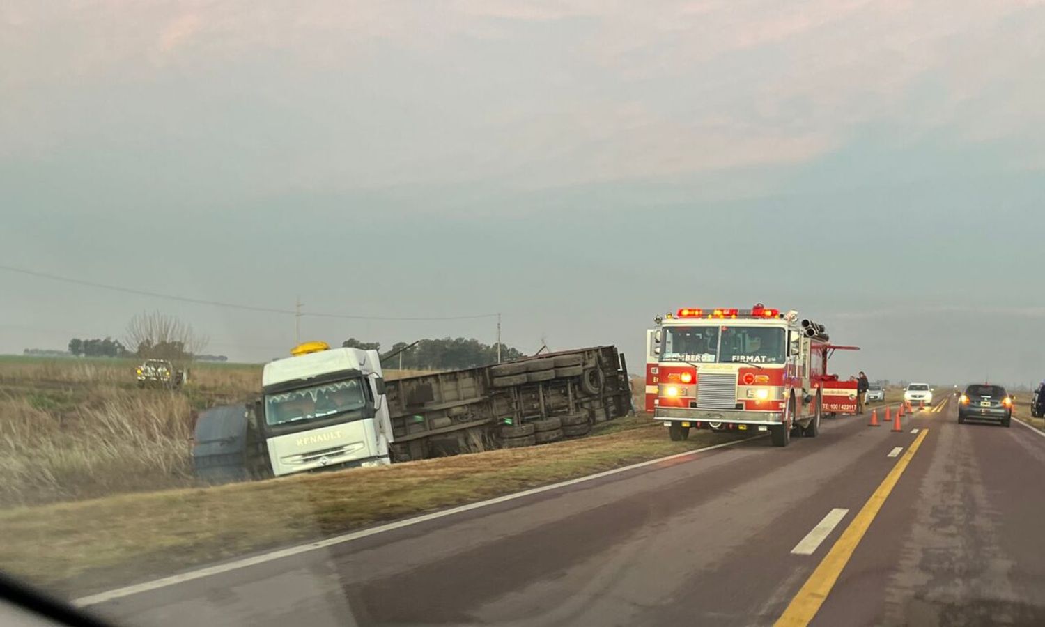 Un camión con ganado volcó entre Cañada del Ucle y Firmat