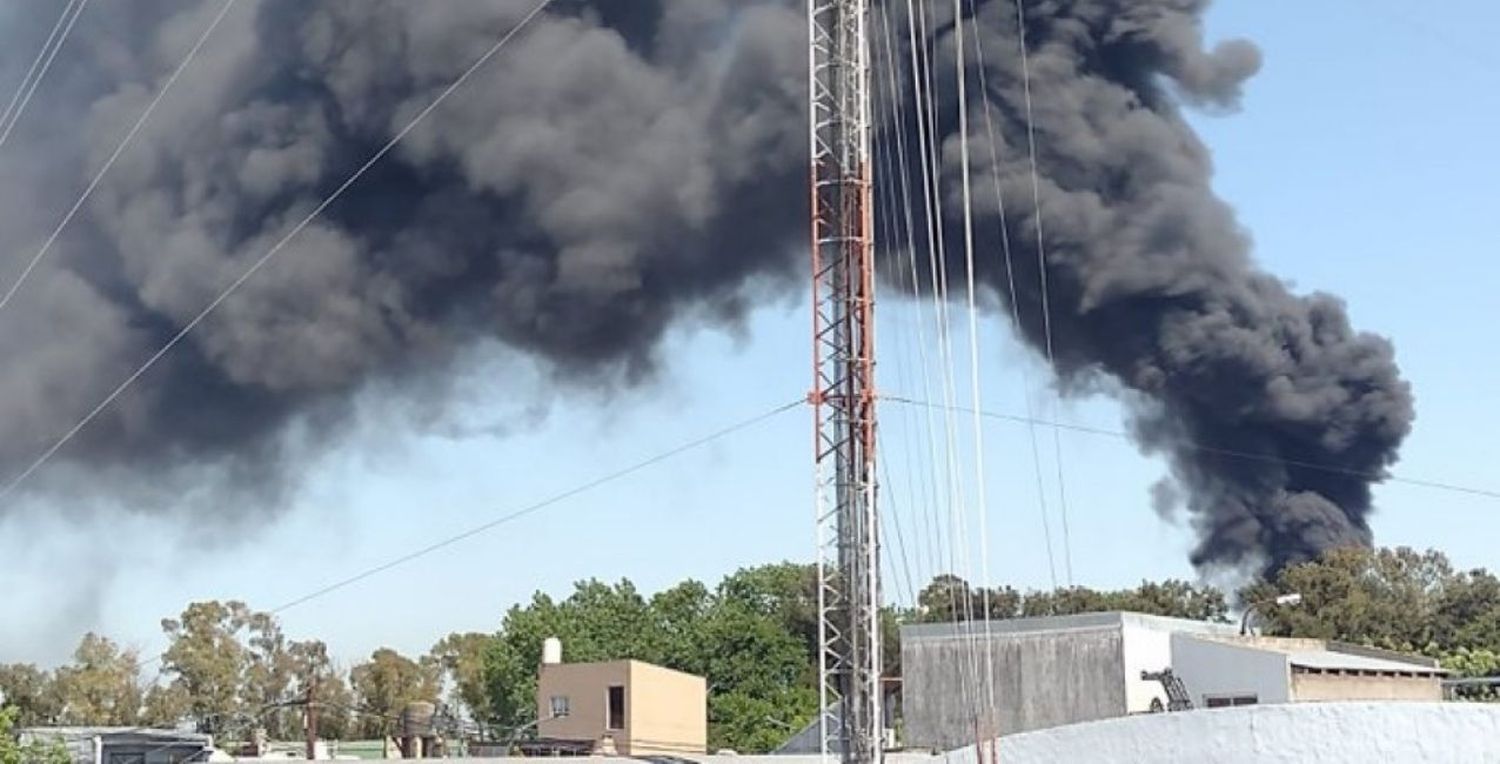 Incendio en una fábrica de pinturas en Valentín Alsina