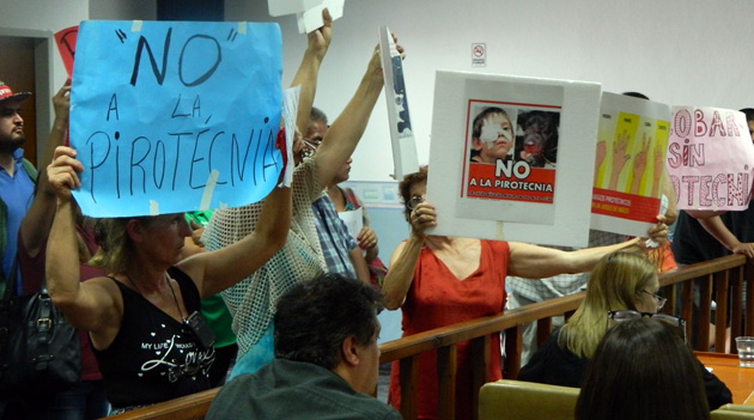 Chau "pirotecnia cero": Por la crisis derogan ordenanzas que prohibían el uso en varios distritos
