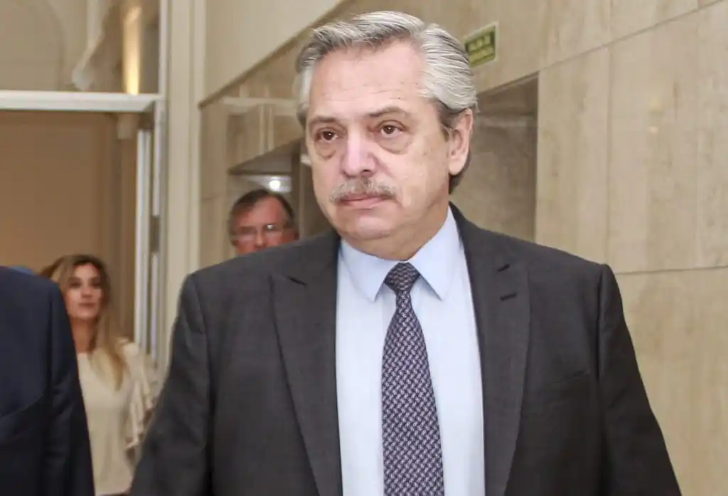 "Estén tranquilos porque vamos a cuidar sus ahorros y sus depósitos en dólares"