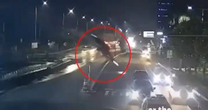 El auto cayó de 12 metros de altura.