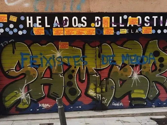 Ataque. Frente de la heladería de Barcelona luego del incidente lingüístico.