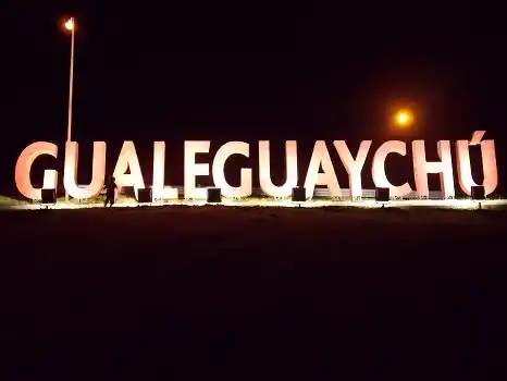 Iluminaron el portal de acceso a la ciudad