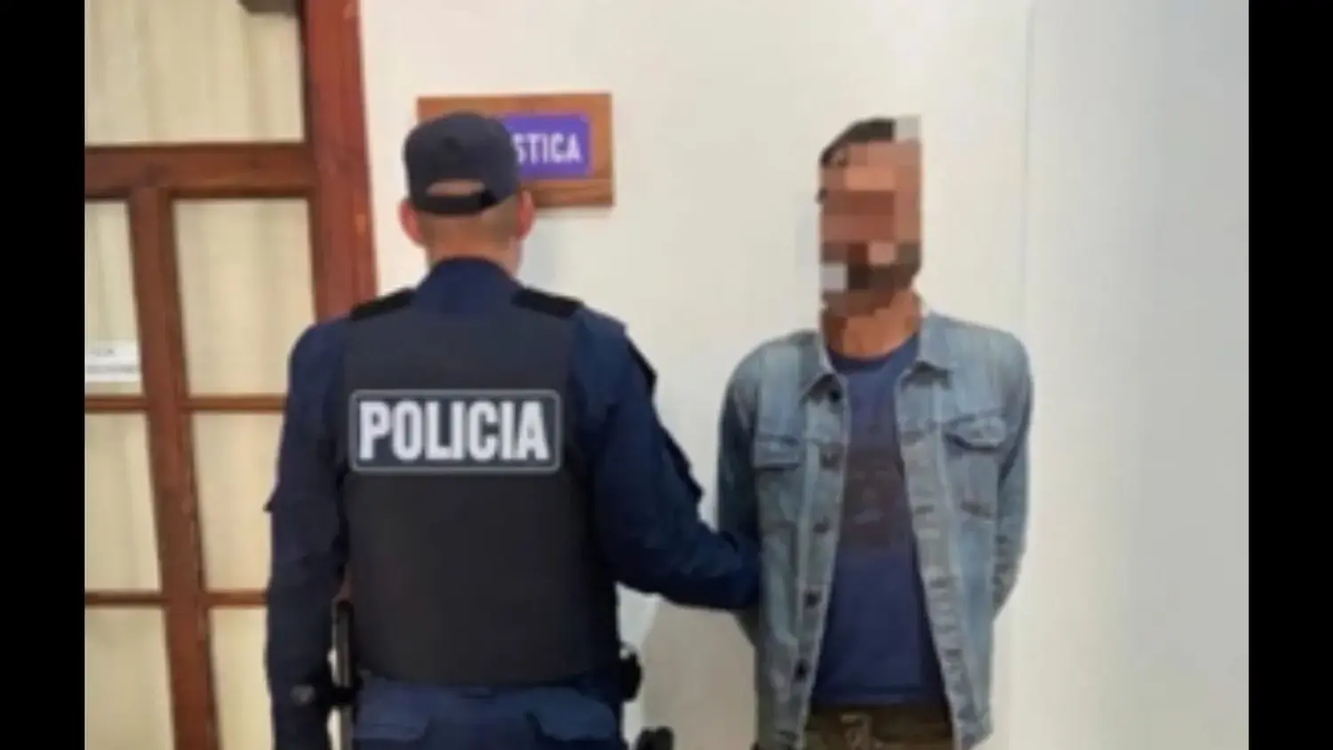 Un hombre fue detenido por golpear a una mujer en la vía pública. personal policial observó el momento del hecho.