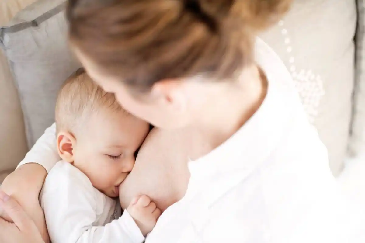 La Sociedad Argentina de Pediatría apoya la lactancia materna en mujeres Covid positivas que deseen hacerlo