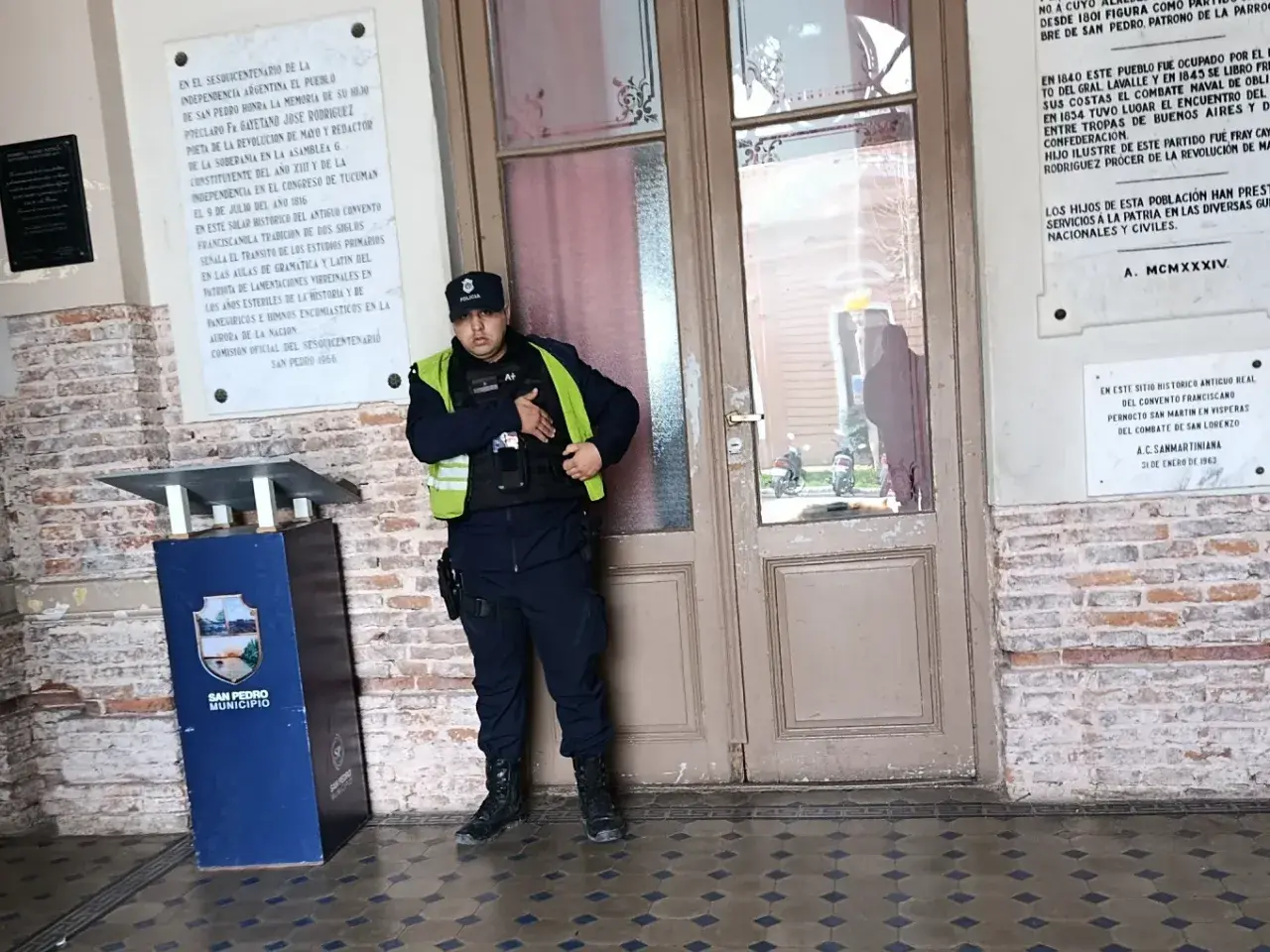 El policía permaneció en la puerta del Concejo hasta que terminó la sesión.