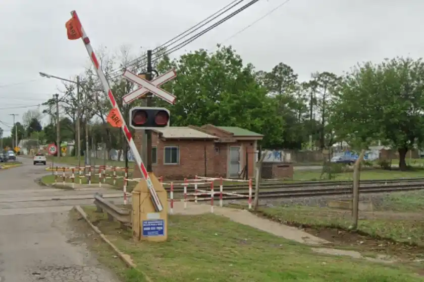 Una joven que caminaba cerca de las vías no pudo esquivar un tren y fue atropellada.