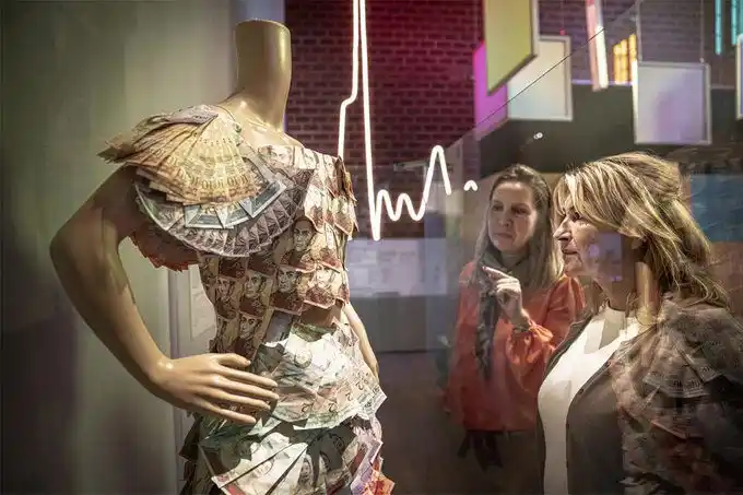 ¡PARA LO QUE QUEDARON! Exponen vestido con bolívares devaluados en museo europeo