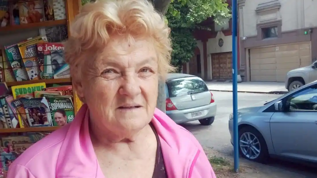 Ana María Gorecki. Al frente del puesto de venta de diarios y revistas  de calles 55 y 60
