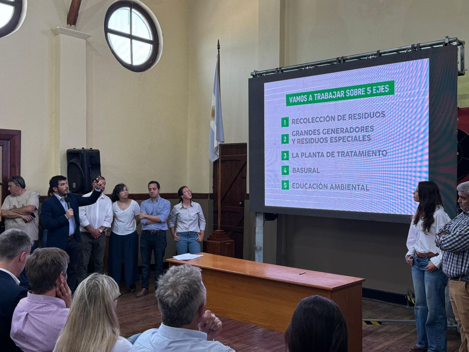 El intendente en la presentación del plan de acción en el Concejo.