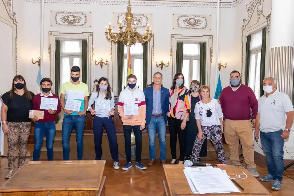 Cuatro estudiantes recibieron el Premio Fontanarrosa