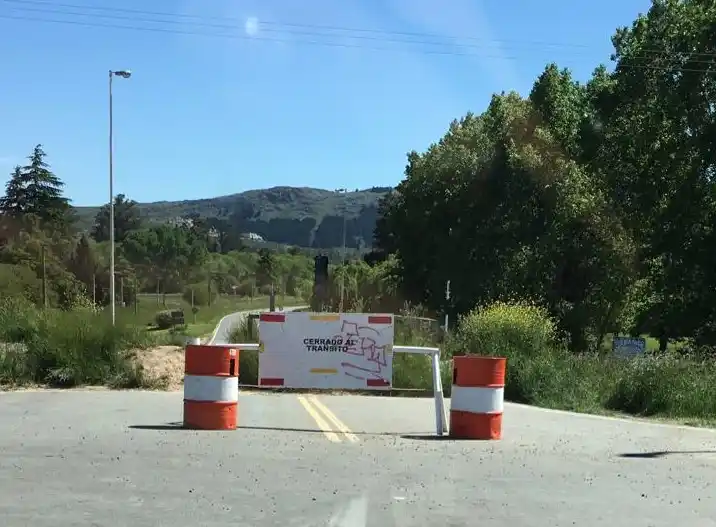 La gente continúa ingeniándoselas para burlar los cortes en caminos rurales
