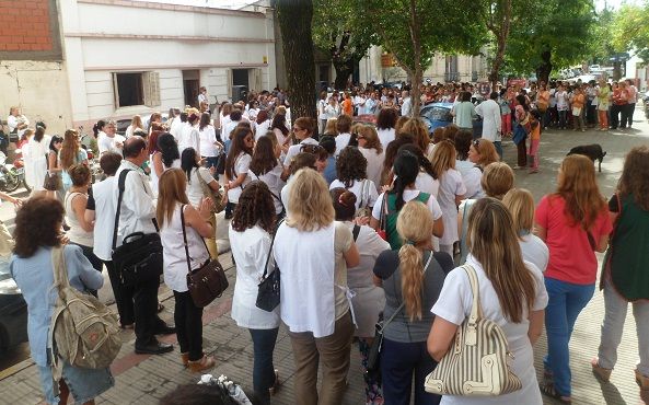 Los docentes se manifestaron y pidieron una nueva propuesta salarial 