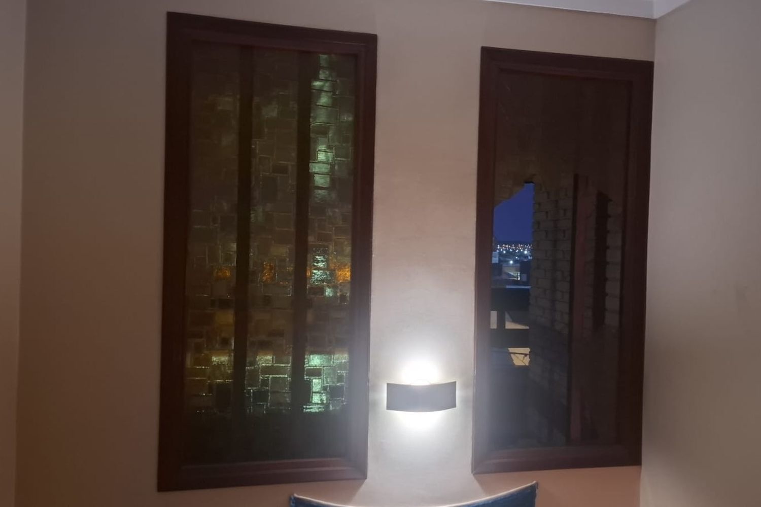 En uno de los domicilios, el malviviente rompió una venta e ingresó para robar.