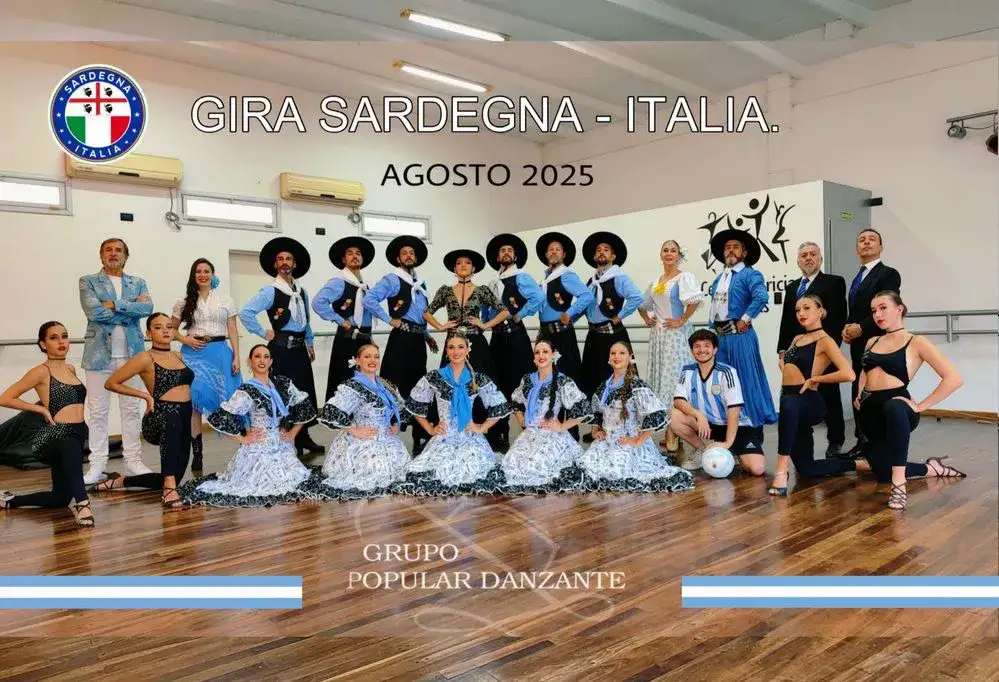 El elenco de bailarines que integró el Grupo Popular Danzante