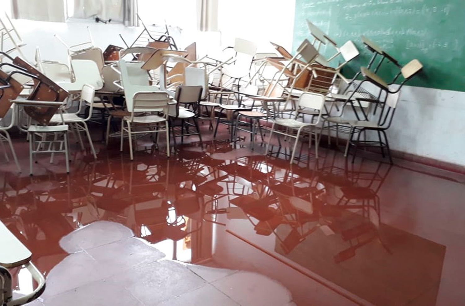 Se inundó la facultad de Ciencias Económicas y trabajan para mejorar el sistema pluvial