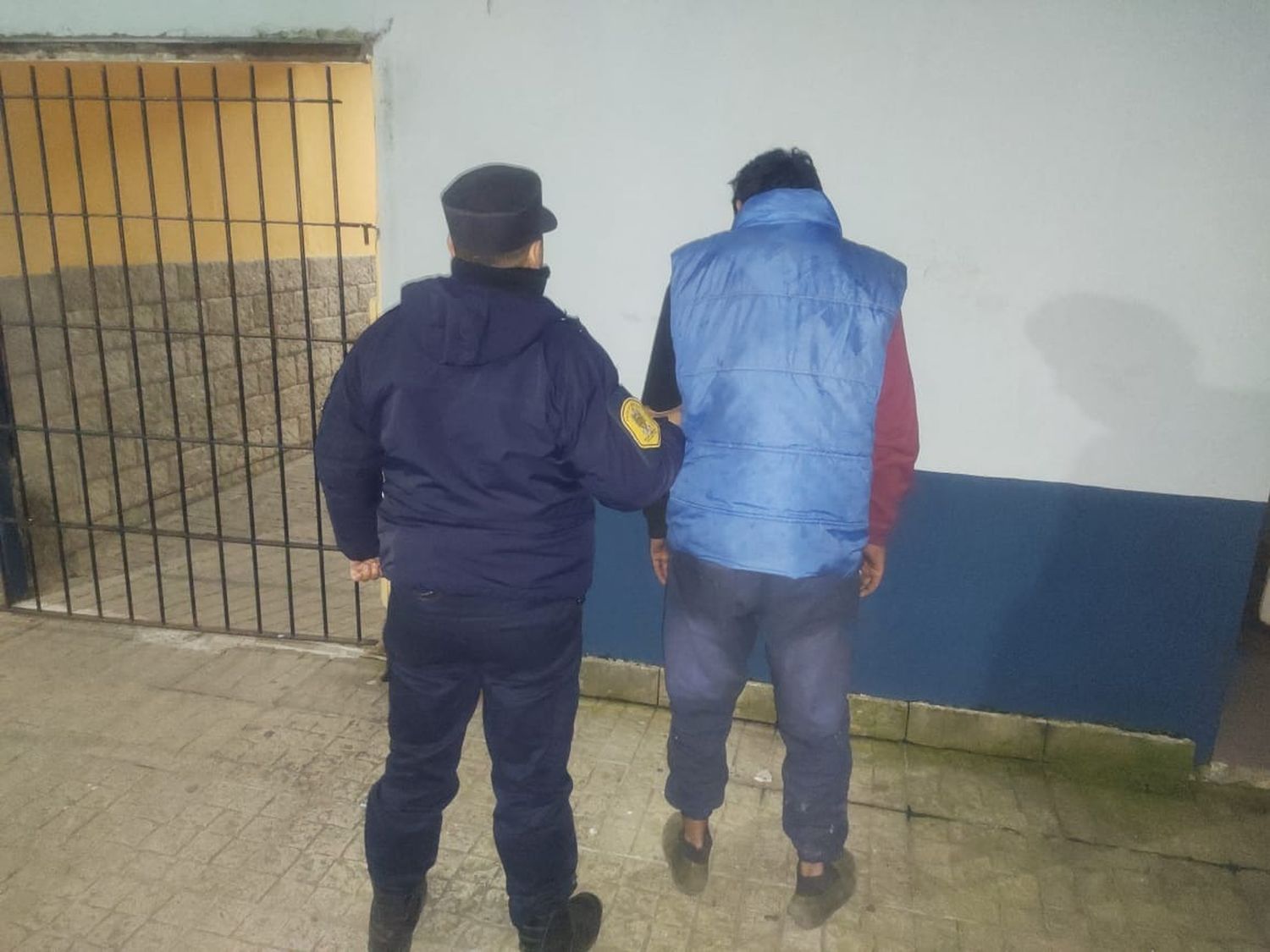 Allanamiento y detención en el Barrio Curita Gaucho por una causa de Desobediencia Judicial
