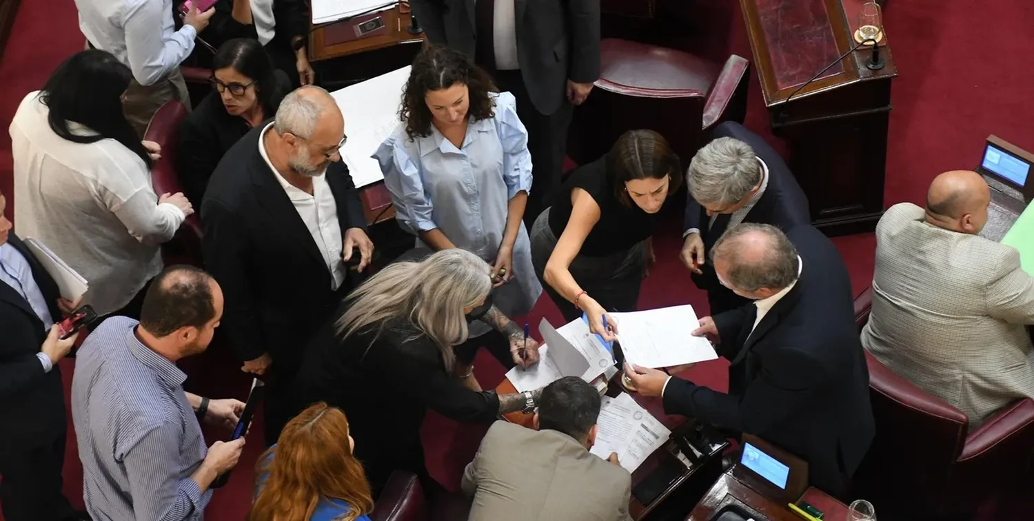 La Comisión de Presupuesto y Hacienda de Diputados terminó firmando el dictamen en el propio recinto para aprobar la ley de ejecución de la pena privativa de la libertad. Crédito: Pablo Aguirre