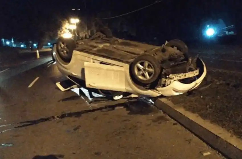 Choque y vuelco en zona sur: un auto impactó de frente con una columna de alumbrado