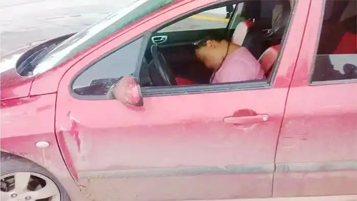 Estaba alcoholizado y dormido en el auto con   sus pequeños hijos: Fue detenido