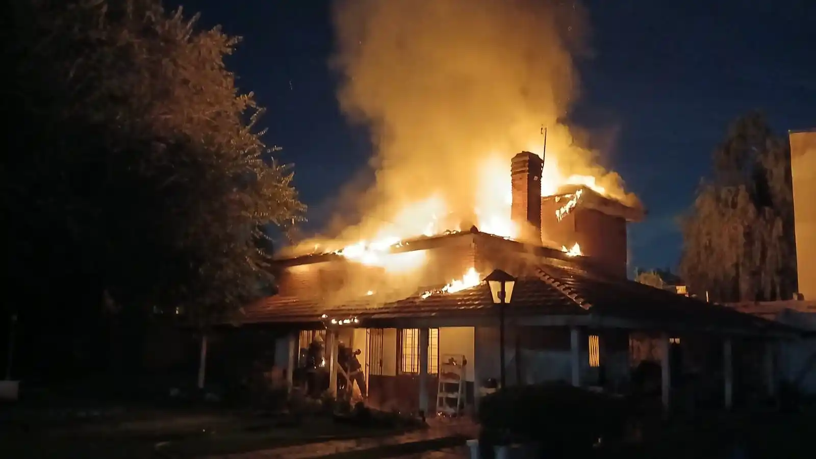 Tragedia en Del Viso: dos personas murieron tras voraz incendio en una vivienda