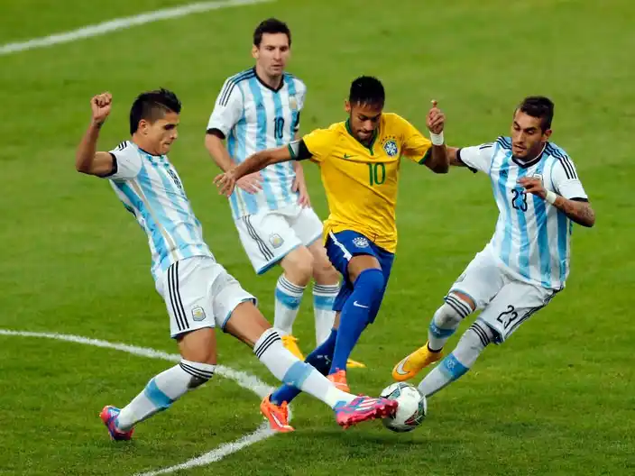 Lamela y el Tucu Pereyra marcando a Neymar en un Argentina - Brasil, con Messi atrás.