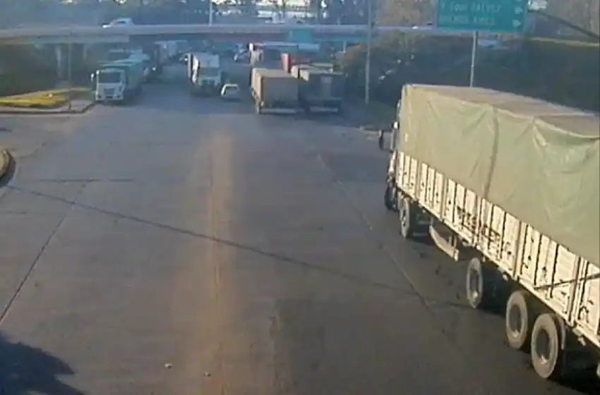 Caos de tránsito por gran cantidad de camiones en la zona del puerto