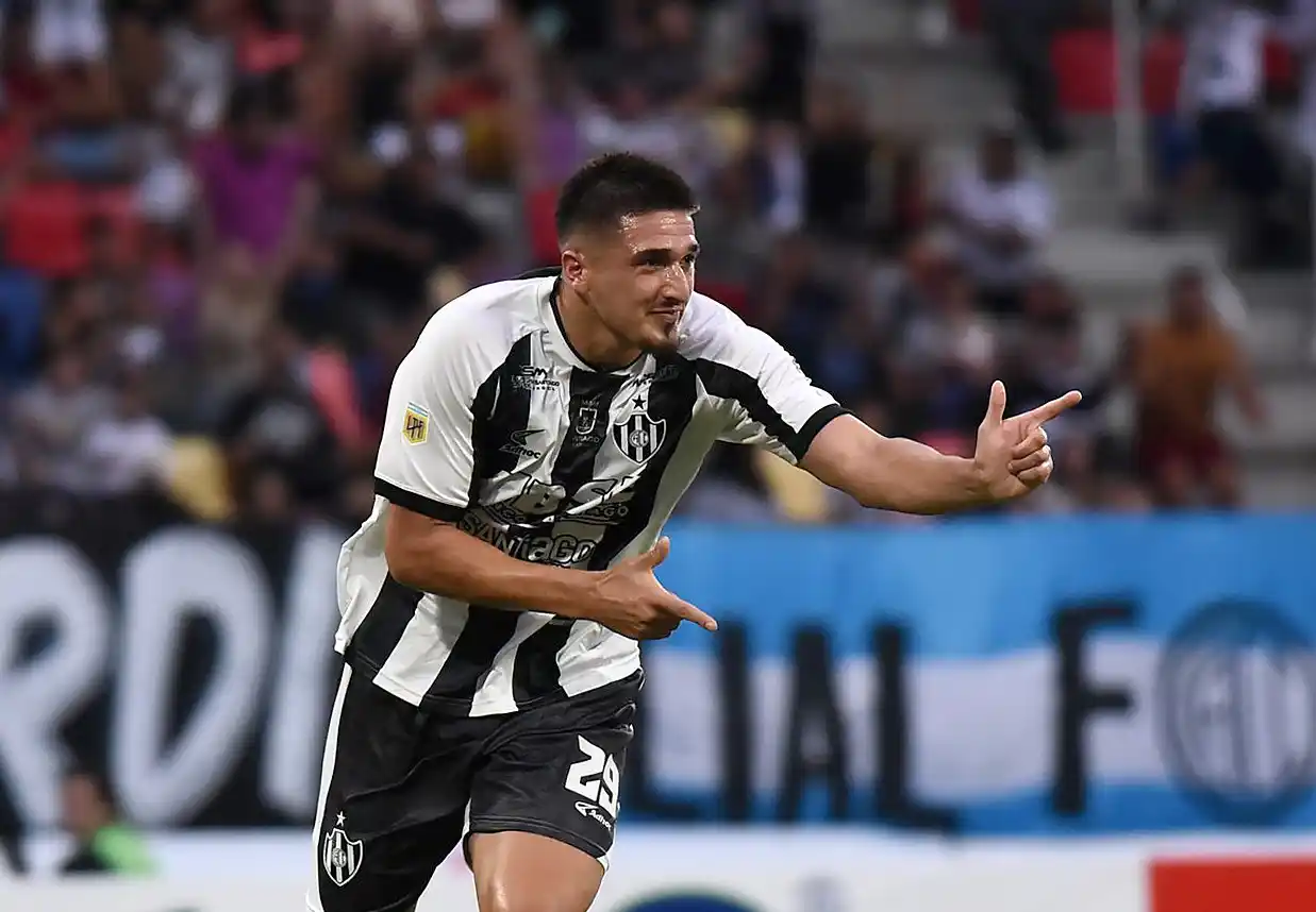 Cabral es uno de los delanteros de Central Córdoba.