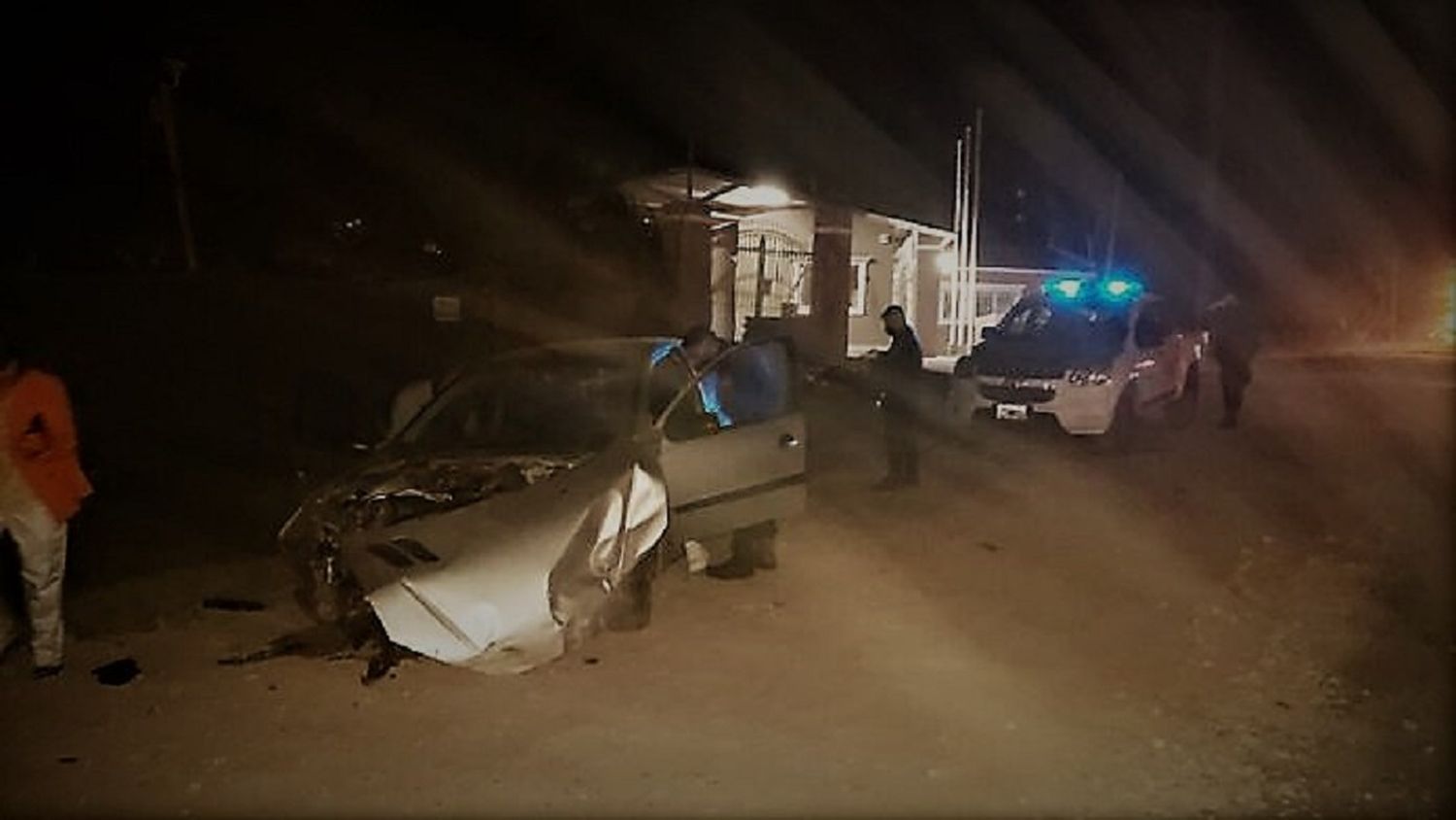 Un auto a gran velocidad chocó contra el portón de un barrio privado