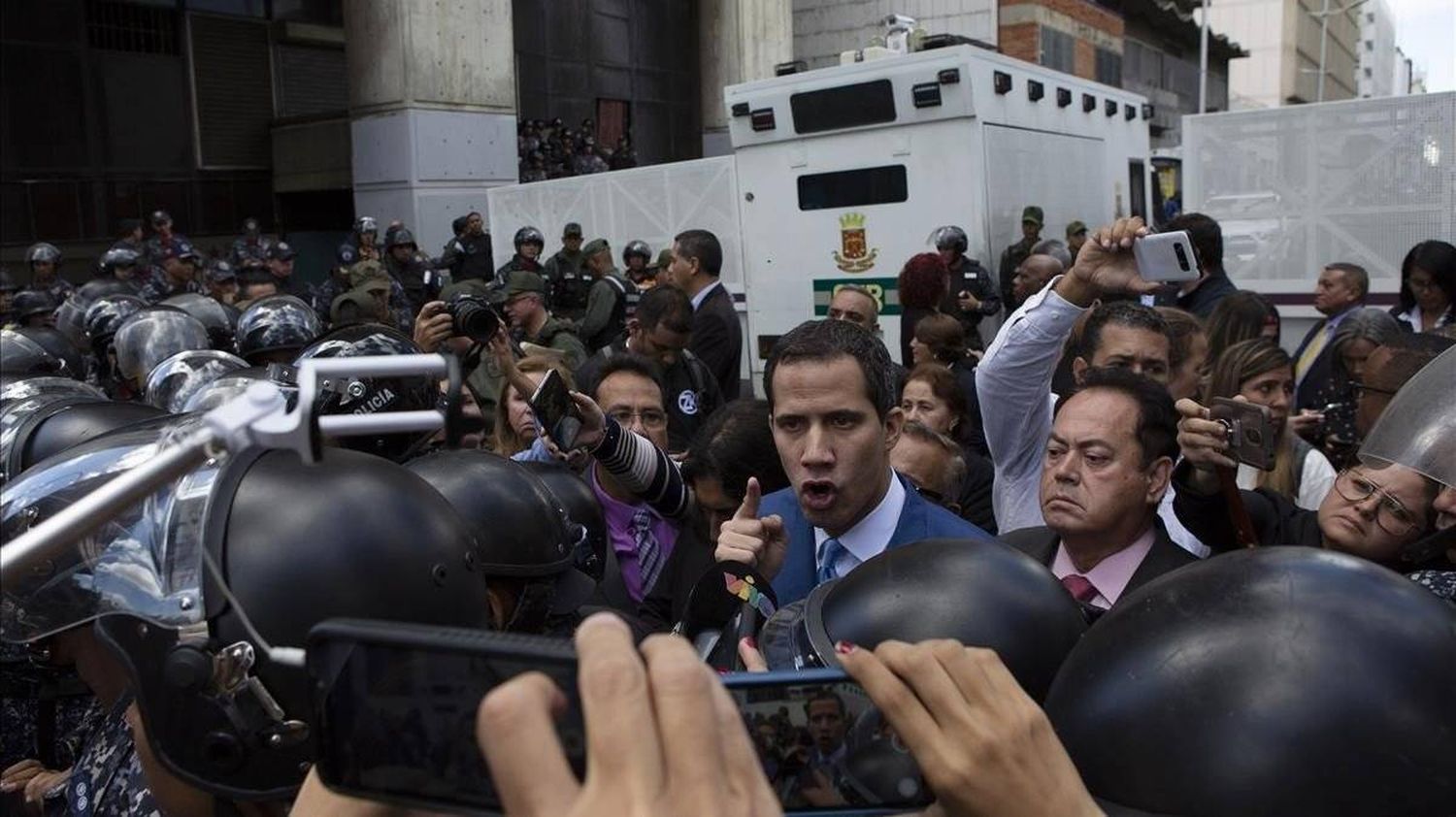 Golpe de Maduro: la dictadura bloqueó el ingreso de la oposición a la Asamblea  Nacional e instaló a Luis Parra como su presidente 