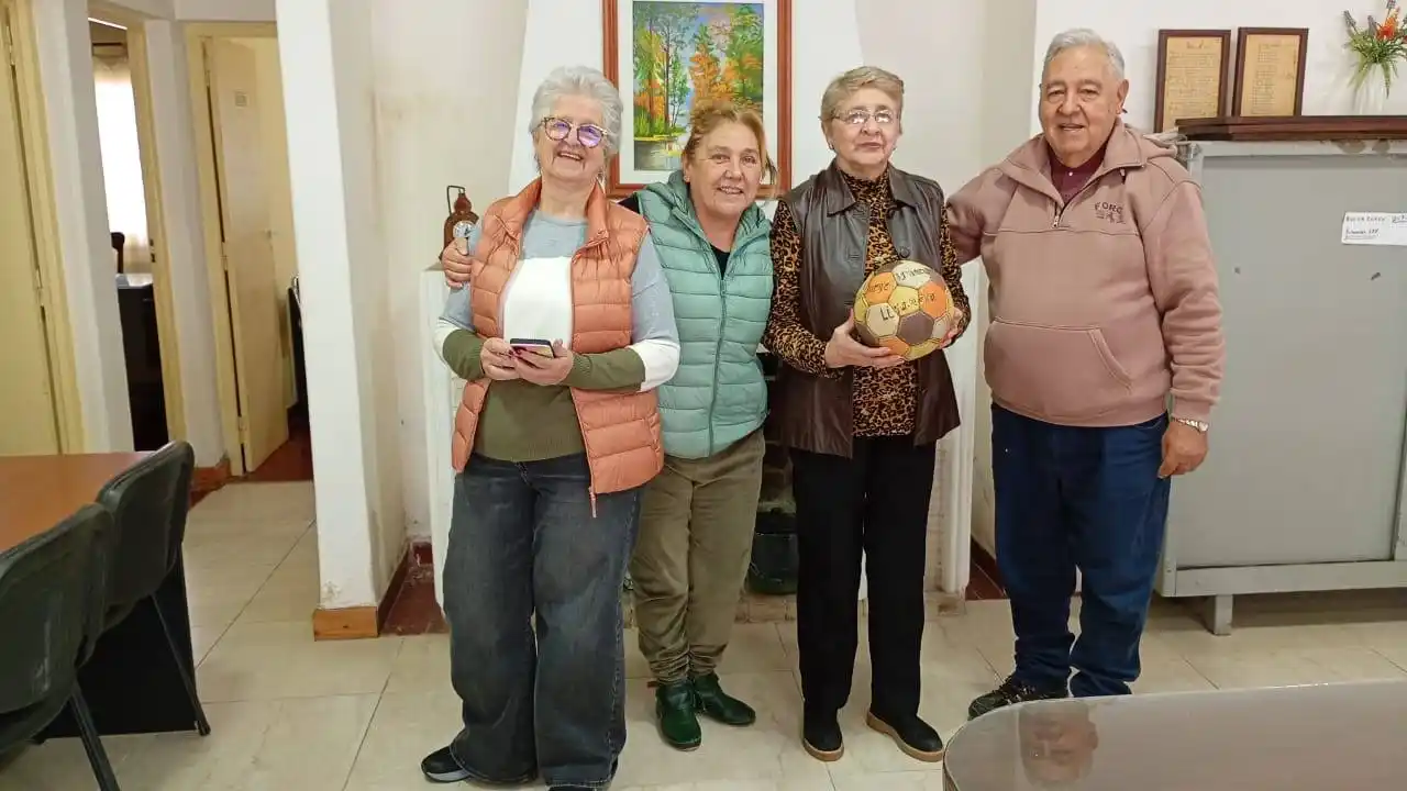 El Centro de Jubilados y Pensionados Provinciales entregó una pelota histórica al Club Barrio Norte