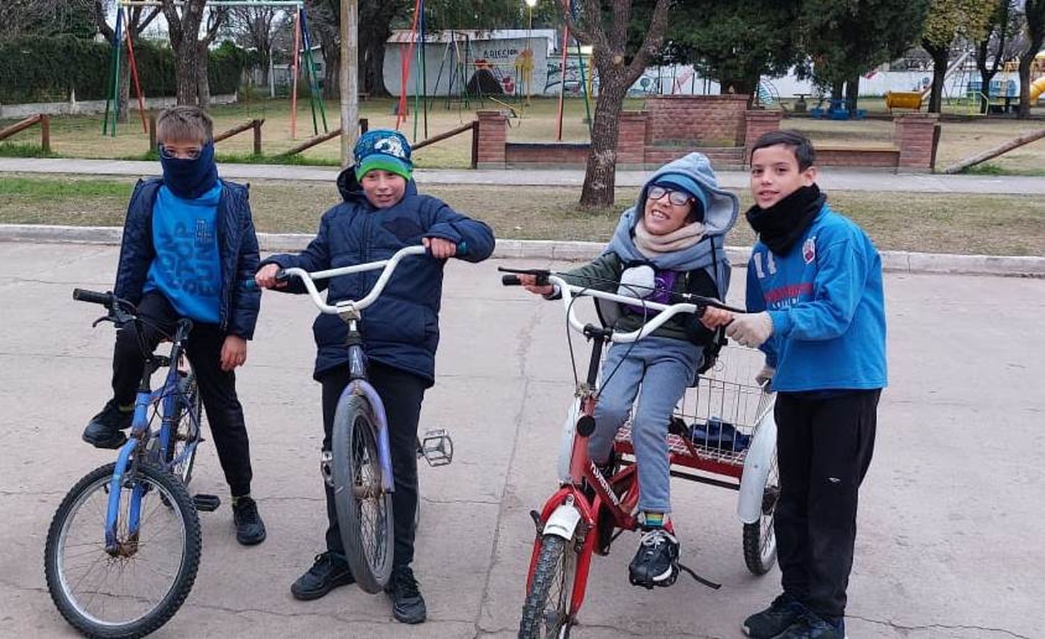 Sueño cumplido. Florentino puede desplazarse en una bicicleta especial y pasear con sus amigos.