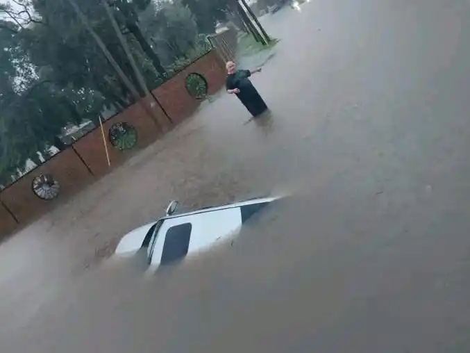La lluvia complicó a Zárate: Vuelco de auto en colectora de Avenida Antártida Argentina en barrio San Jacinto (LANOTICIA1.COM)