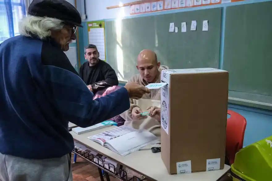 Cerraron las elecciones en Buenos Aires: optimismo peronista, cautela de LLA