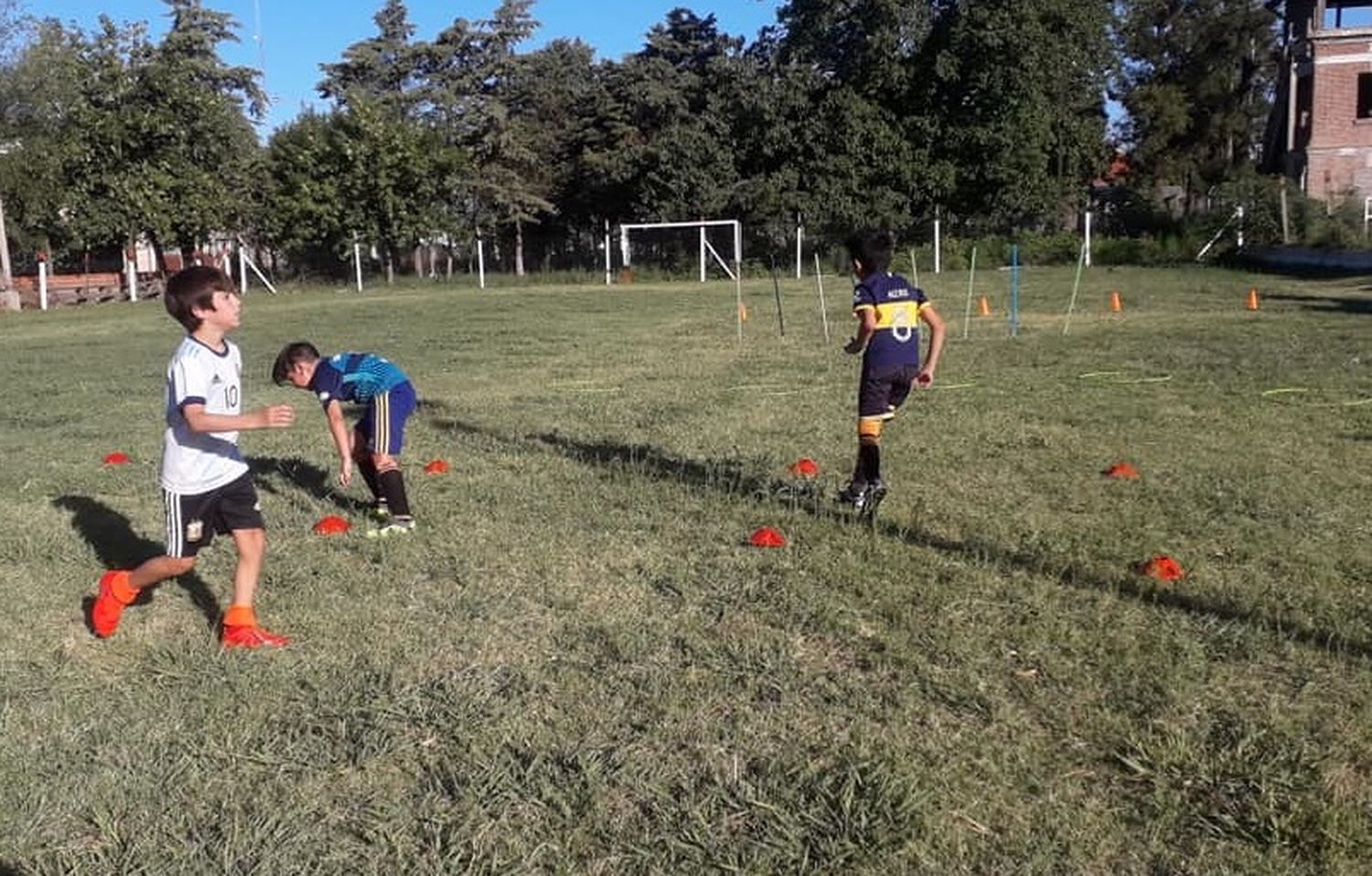 Tras el robo en su predio, Villa Igoillo retomó las prácticas con materiales que le entregó la Dirección de Deportes