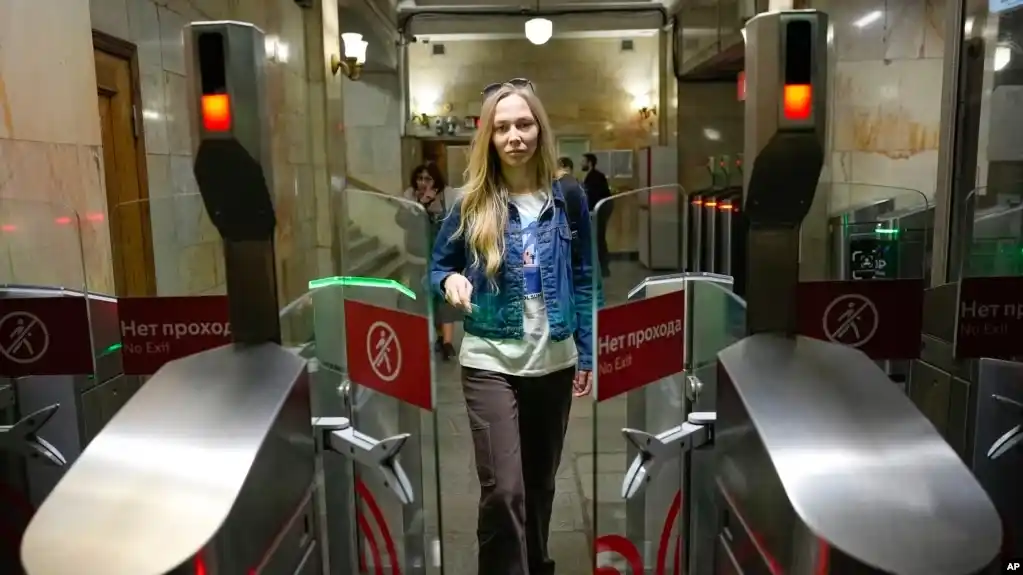 La periodista Yekaterina Maksimova entra en el Metro de Moscú, donde ha sido detenida cinco veces, el 22 de mayo de 2023