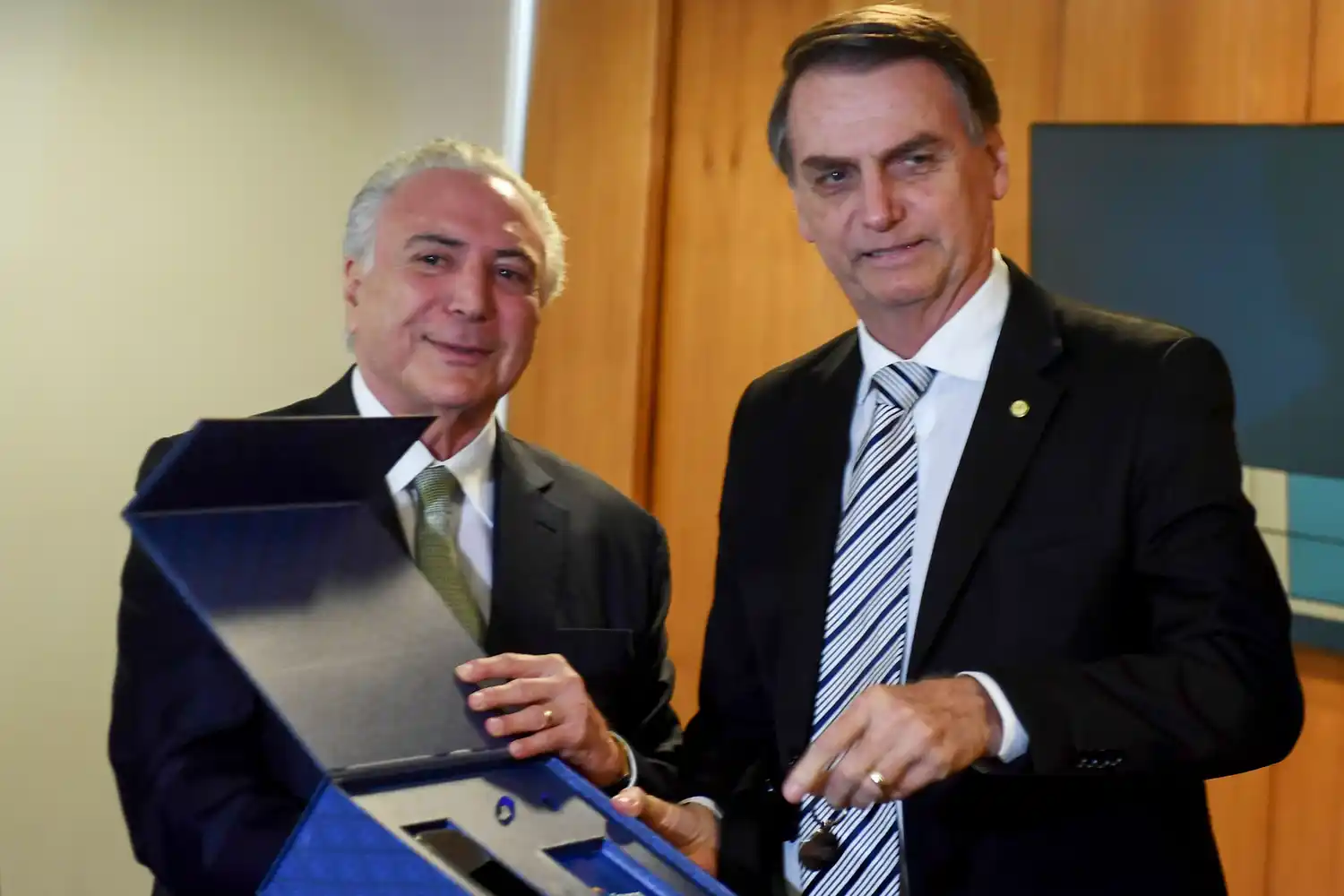 Bolsonaro eliminará el ministerio de Trabajo y cerrará embajadas