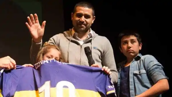 Riquelme ninguneó a Laurita: "No sé quién es esa señorita, no la conozco"