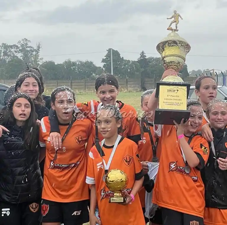 Celebran las chicas Sub-12 levantando el trofeo