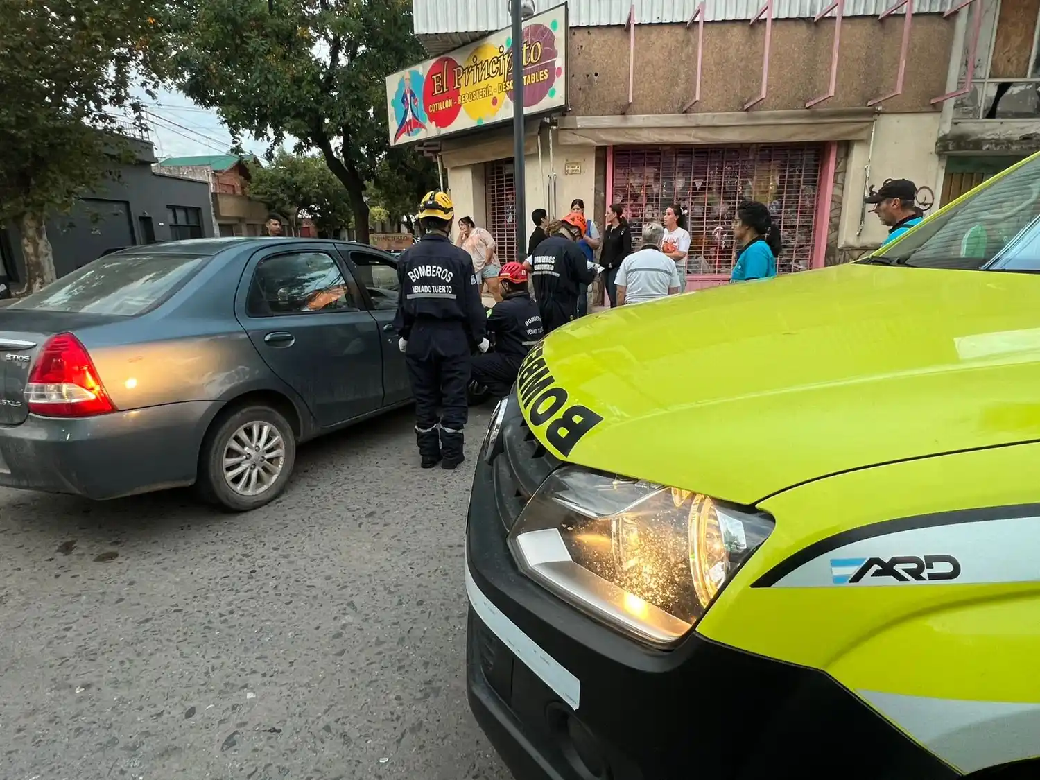 La colisión involucró a un Toyota Etios de color verde y a un Renault Latitud de color blanco.